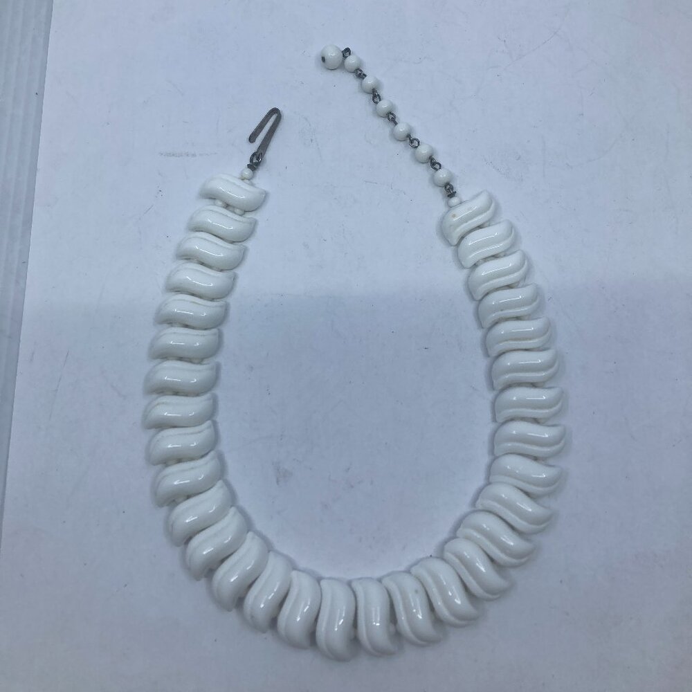Vtg 1950 Japan rockabilly  milk glass white necklace